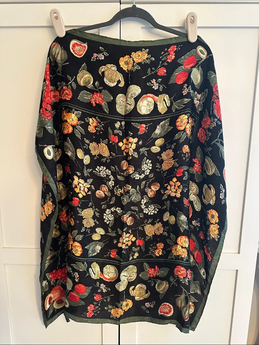 ITALIAN SILK SCARF WUTH HABD ROLLED EDGES
